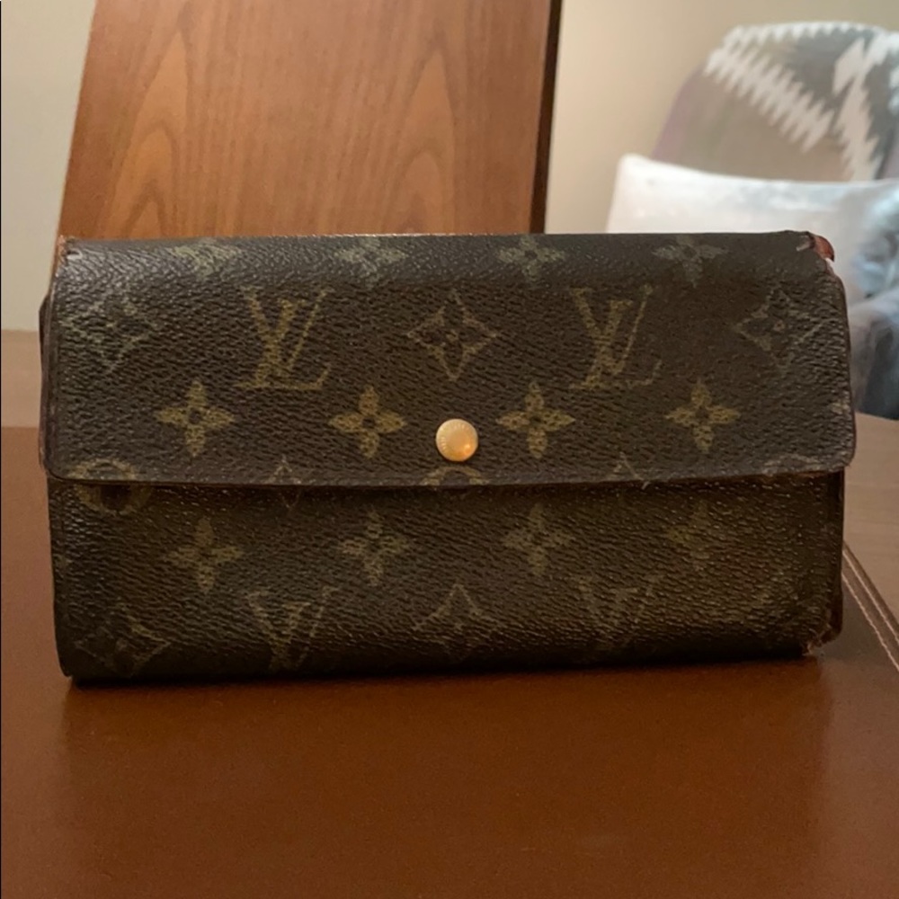 AUTHENTIC Louis Vuitton long Flap Wallet